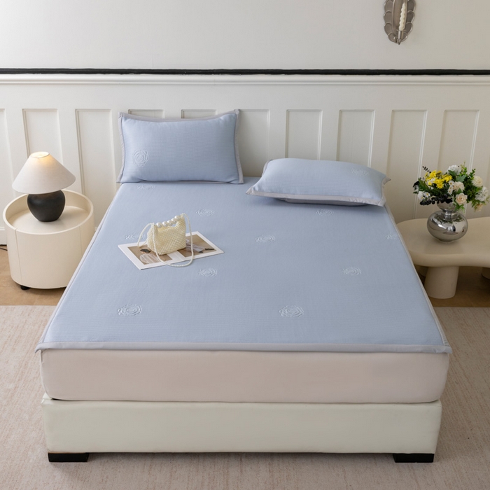 91家纺网 家纺一手货源 找家纺 野合家纺 2026新款豆豆凉席PE提花豆豆席席子凉席奶牛系列床单款 玫瑰-蓝