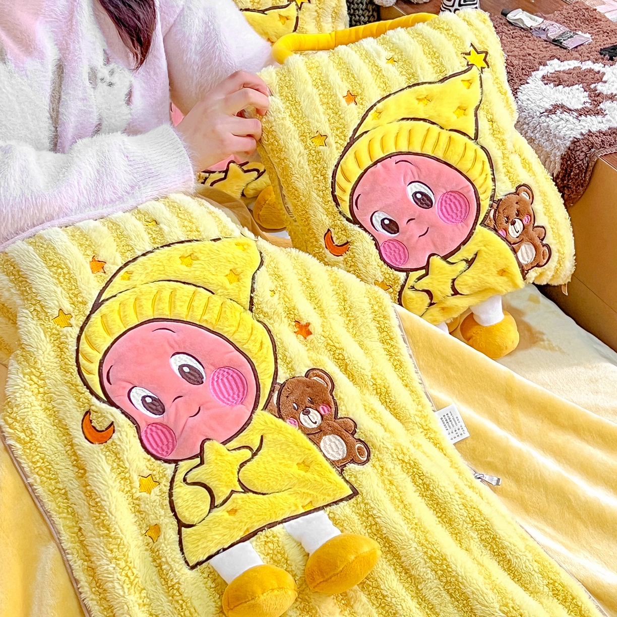 91家纺网 家纺一手货源 找家纺 古本家居 2026春夏新款多巴胺网红风星星抱枕毯 星星抱枕毯黄小宝