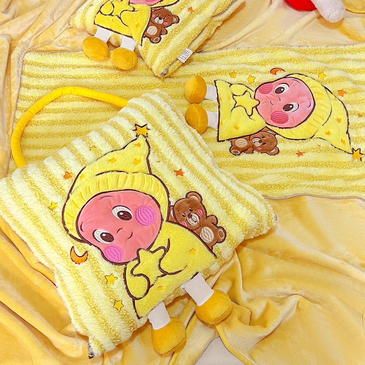 91家纺网 家纺一手货源 找家纺 古本家居 2026春夏新款多巴胺网红风星星抱枕毯 星星抱枕毯黄小宝