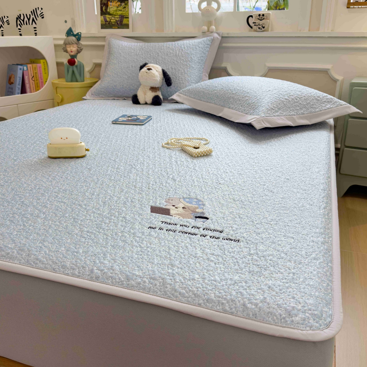 91家纺网 家纺一手货源 找家纺 几禾 2026春夏新款双泡刺绣款凉席席子空调软席 加班狗 床笠款