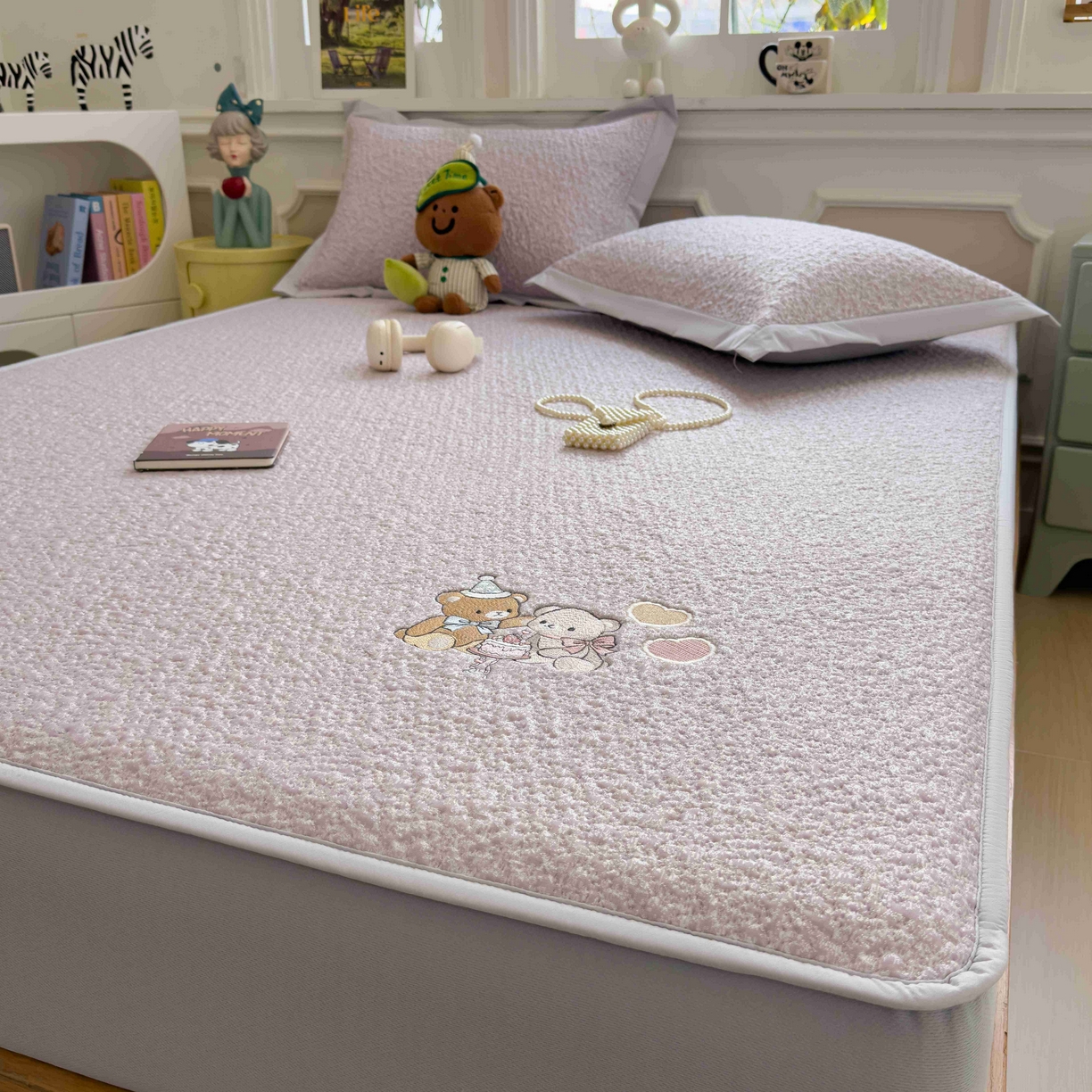 91家纺网 家纺一手货源 找家纺 几禾 2026春夏新款双泡刺绣款凉席席子空调软席 甜梦小熊 床笠款