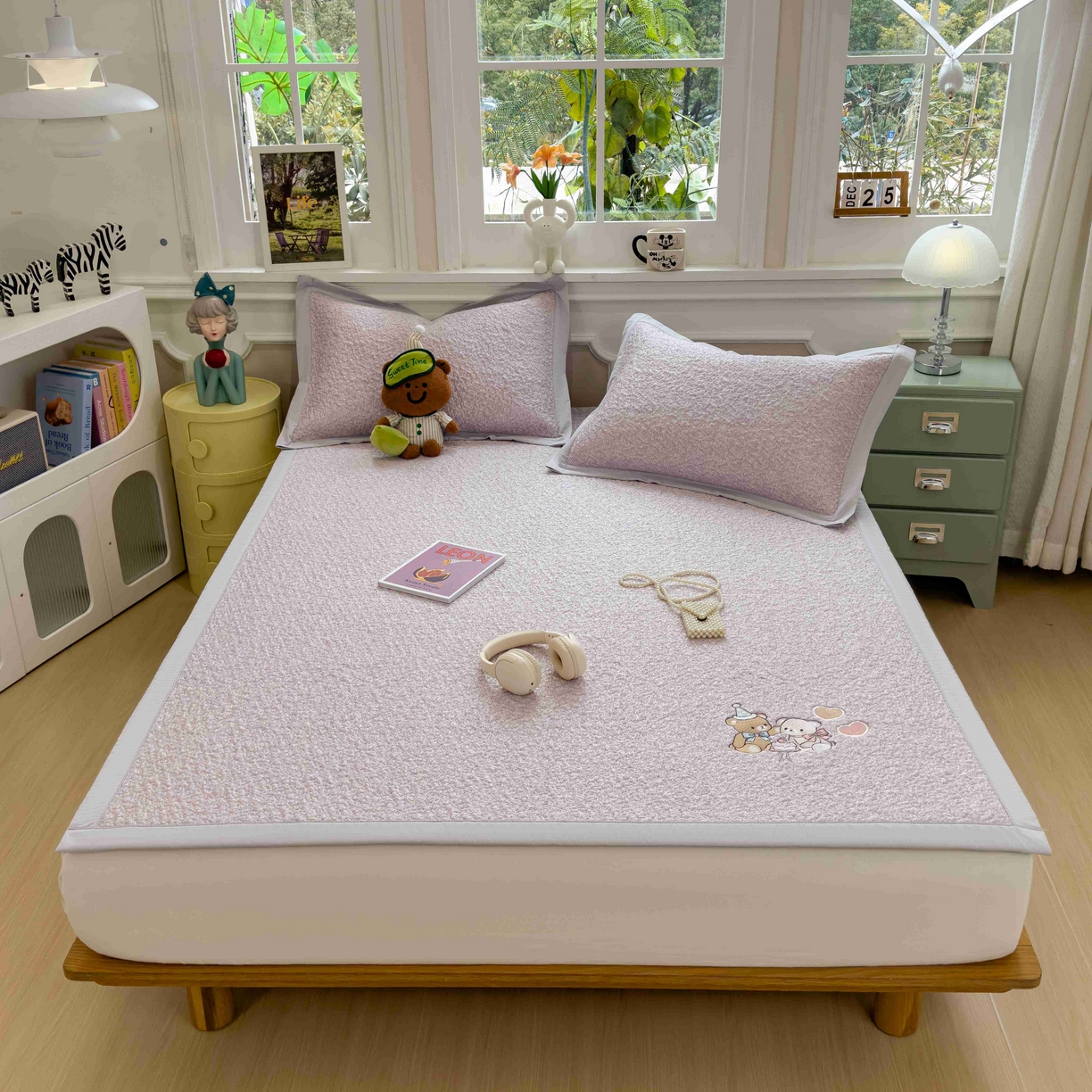 91家纺网 家纺一手货源 找家纺 几禾 2026春夏新款双泡刺绣款凉席席子空调软席 甜梦小熊 床席款