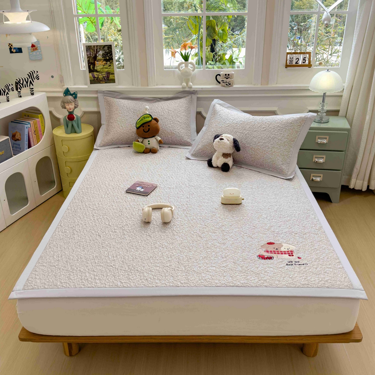 91家纺网 家纺一手货源 找家纺 几禾 2026春夏新款双泡刺绣款凉席席子空调软席 围巾小狗 床席款