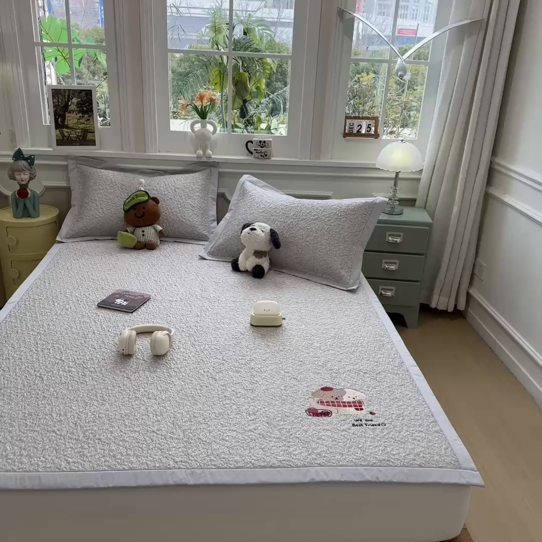 91家纺网 家纺一手货源 找家纺 几禾 2026春夏新款双泡刺绣款凉席席子空调软席 围巾小狗 床席款