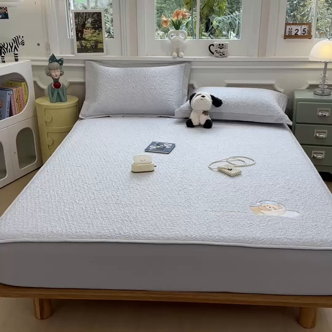 91家纺网 家纺一手货源 找家纺 几禾 2026春夏新款双泡刺绣款凉席席子空调软席 睡梦狗狗 床笠款