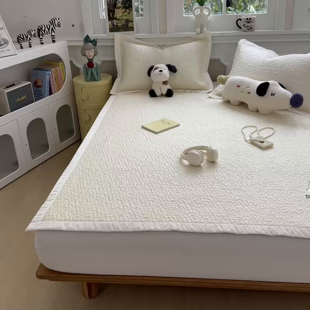 91家纺网 家纺一手货源 找家纺 几禾 2026春夏新款双泡刺绣款凉席席子空调软席 软萌西高地 床席款