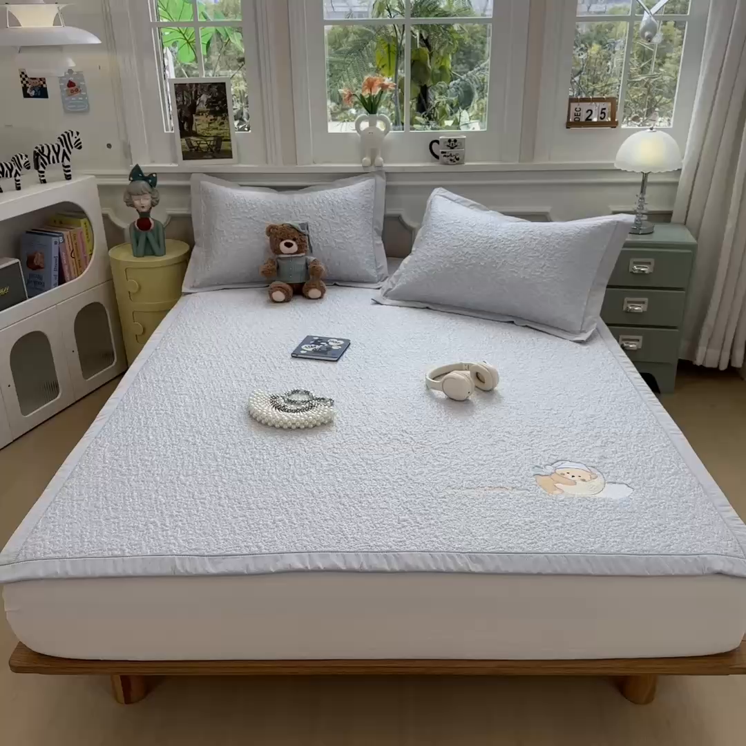 91家纺网 家纺一手货源 找家纺 几禾 2026春夏新款双泡刺绣款凉席席子空调软席 睡梦狗狗 床席款