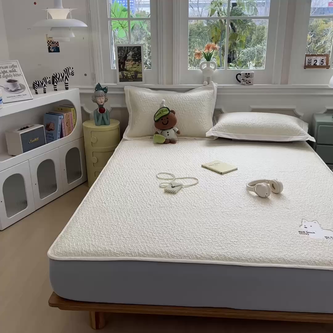 91家纺网 家纺一手货源 找家纺 几禾 2026春夏新款双泡刺绣款凉席席子空调软席 软萌西高地 床笠款