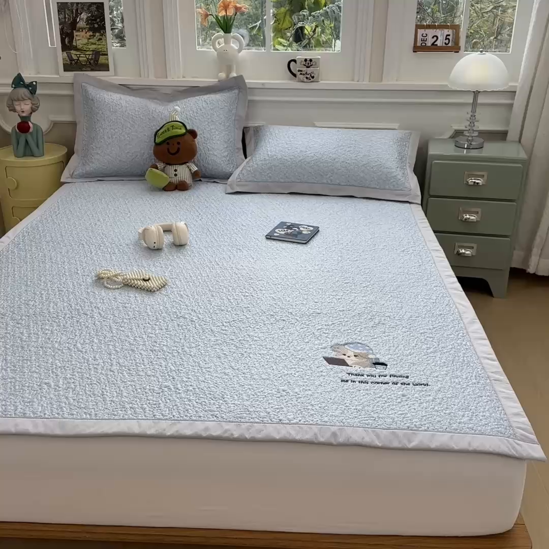 91家纺网 家纺一手货源 找家纺 几禾 2026春夏新款双泡刺绣款凉席席子空调软席 加班狗 床席款