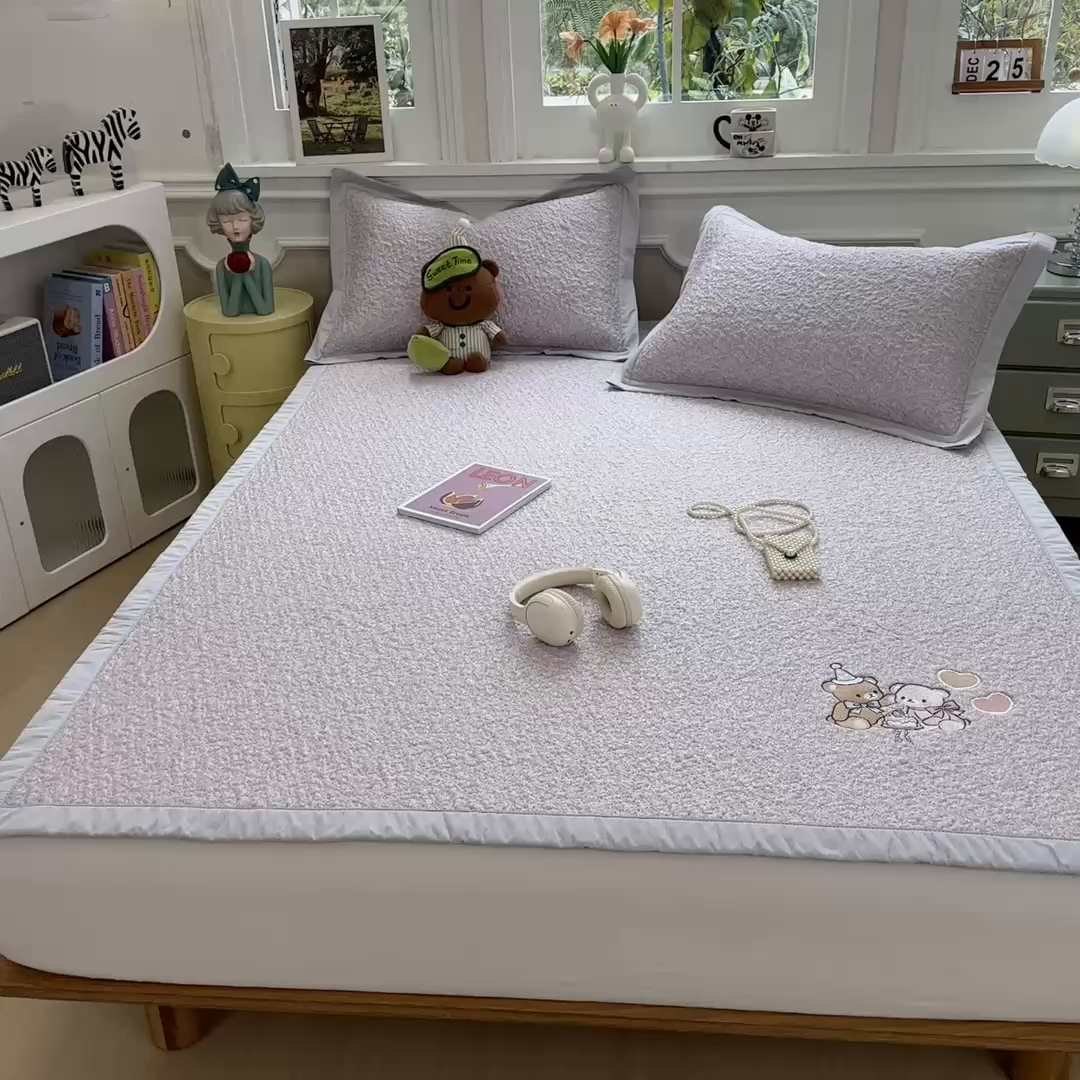 91家纺网 家纺一手货源 找家纺 几禾 2026春夏新款双泡刺绣款凉席席子空调软席 甜梦小熊 床席款