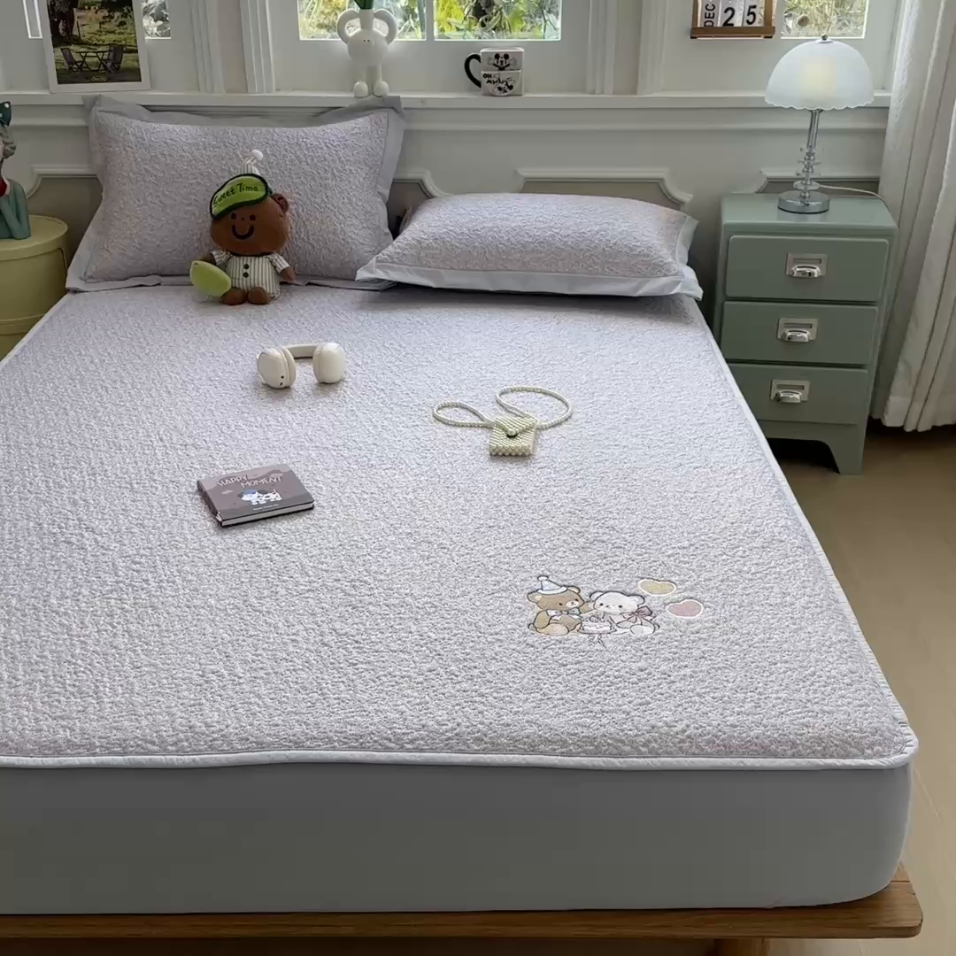 91家纺网 家纺一手货源 找家纺 几禾 2026春夏新款双泡刺绣款凉席席子空调软席 甜梦小熊 床笠款