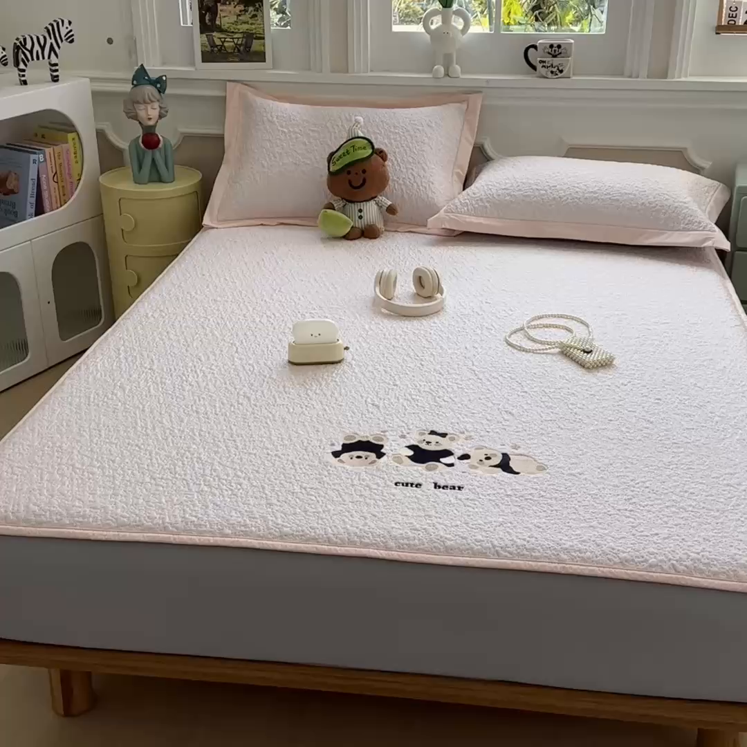 91家纺网 家纺一手货源 找家纺 几禾 2026春夏新款双泡刺绣款凉席席子空调软席 小熊派对 床笠款