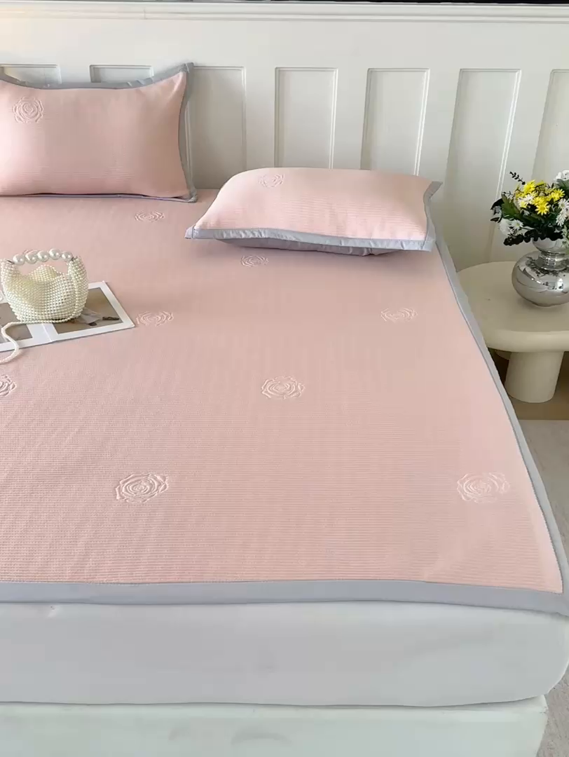 91家纺网 家纺一手货源 找家纺 （总）野合家纺 2026新款豆豆凉席PE提花豆豆席席子凉席奶牛系列床单款