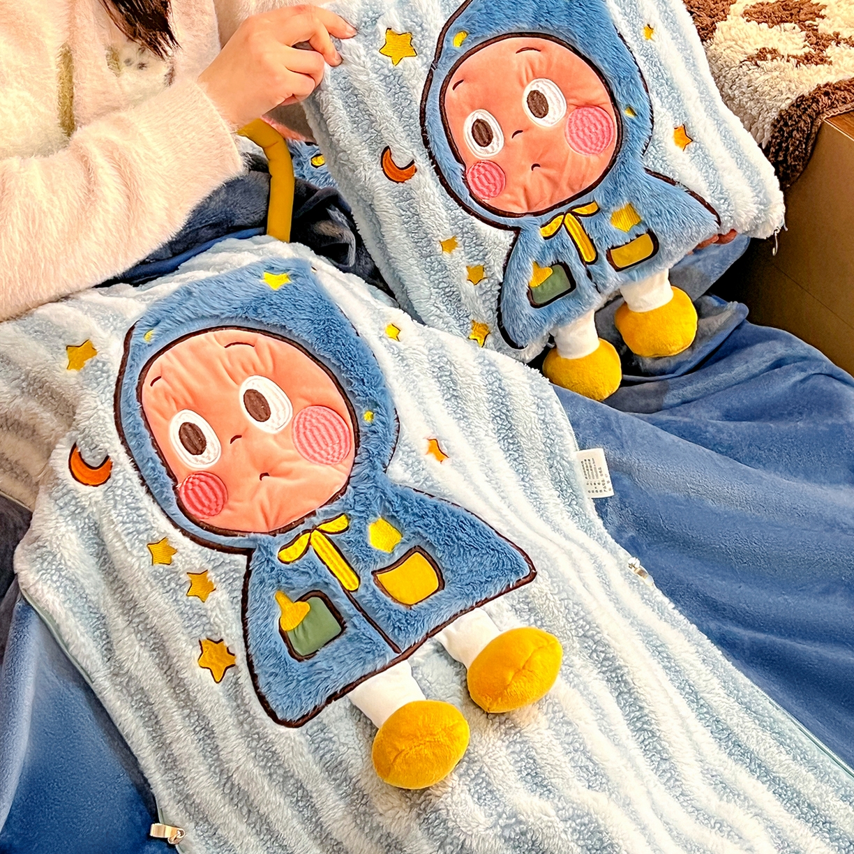 91家纺网 家纺一手货源 找家纺 古本家居 2026春夏新款多巴胺网红风星星抱枕毯 星星抱枕毯蓝小宝