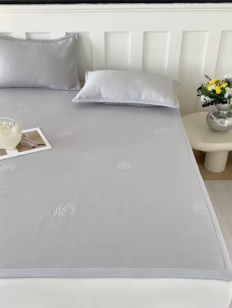 91家纺网 家纺一手货源 找家纺 野合家纺 2026新款豆豆凉席PE提花豆豆席席子凉席奶牛系列床单款 玫瑰-灰