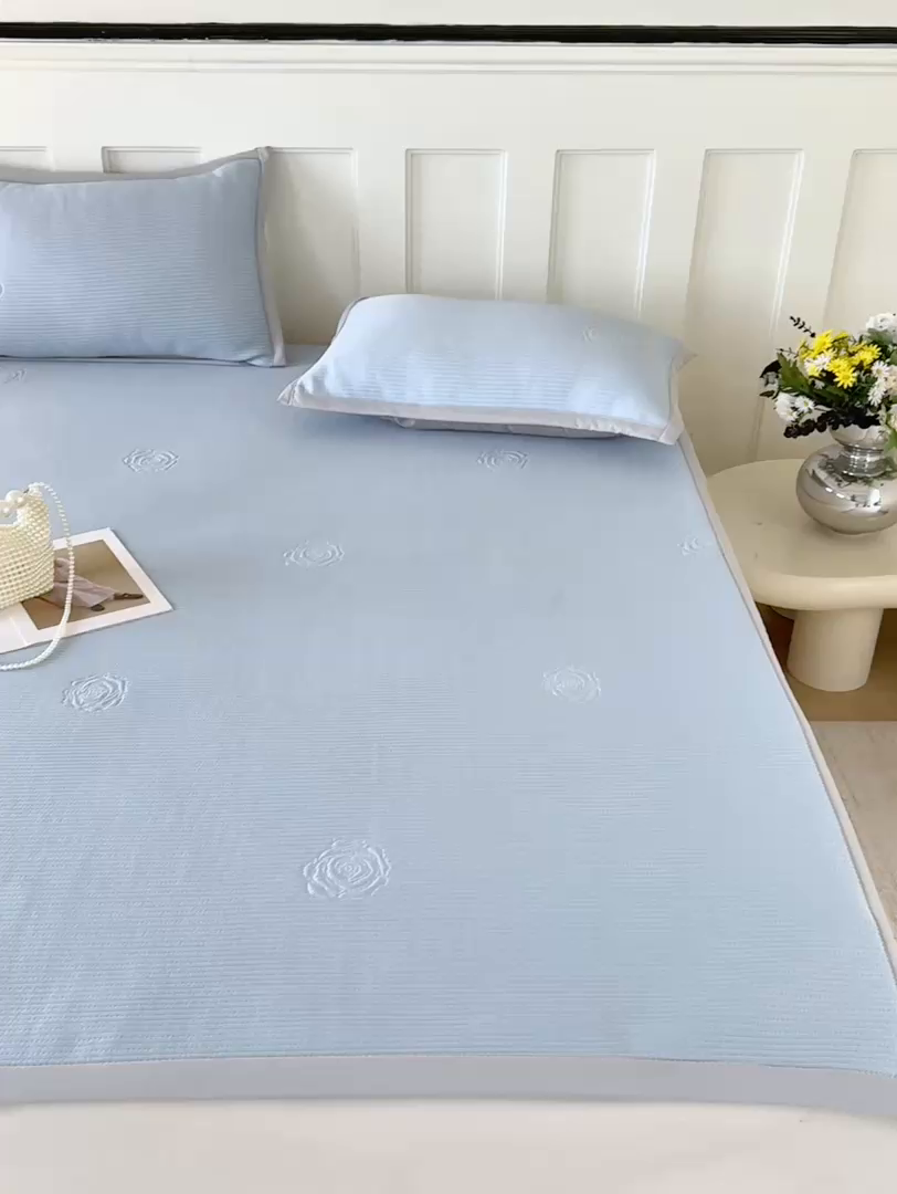 91家纺网 家纺一手货源 找家纺 野合家纺 2026新款豆豆凉席PE提花豆豆席席子凉席奶牛系列床单款 玫瑰-蓝