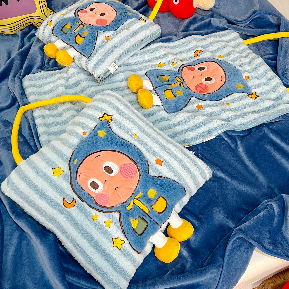 91家纺网 家纺一手货源 找家纺 古本家居 2026春夏新款多巴胺网红风星星抱枕毯 星星抱枕毯蓝小宝