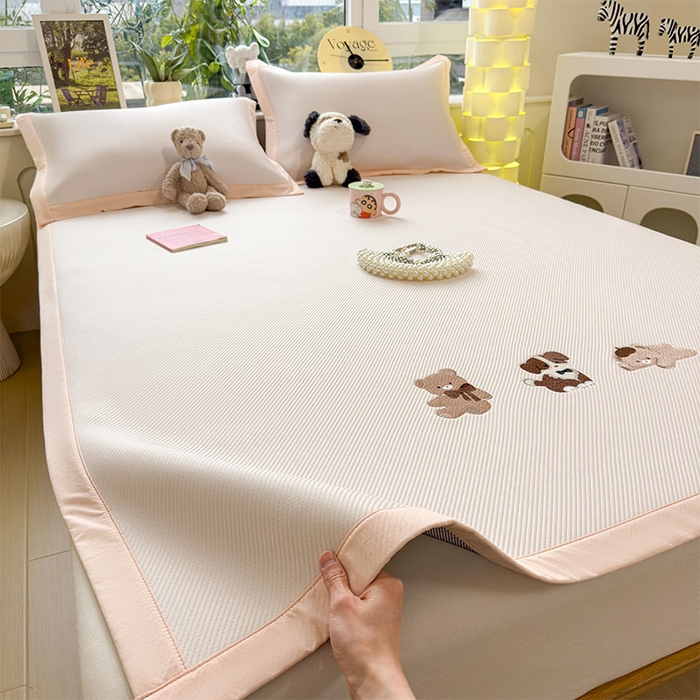 91家纺网 家纺一手货源 找家纺 几禾 2026春夏新款斜纹刺绣软席凉席席子空调软席 软萌小熊 床席款