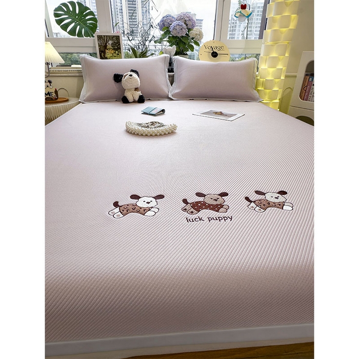 91家纺网 家纺一手货源 找家纺 几禾 2026春夏新款斜纹刺绣软席凉席席子空调软席 趴趴狗 床席款