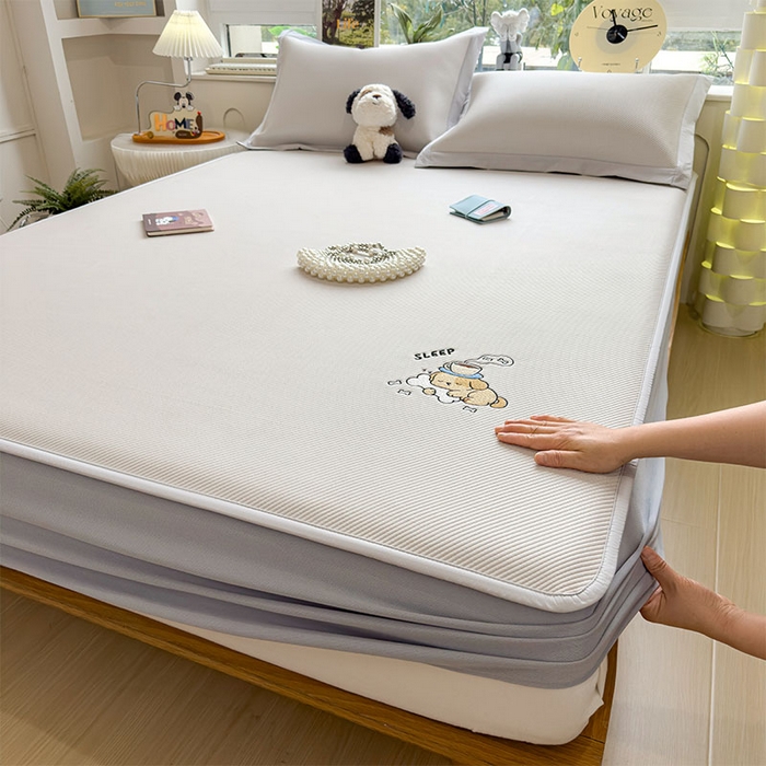 91家纺网 家纺一手货源 找家纺 几禾 2026春夏新款斜纹刺绣软席凉席席子空调软席 贪吃小狗 床笠款