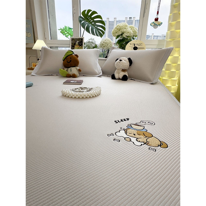 91家纺网 家纺一手货源 找家纺 几禾 2026春夏新款斜纹刺绣软席凉席席子空调软席 贪吃小狗 床席款