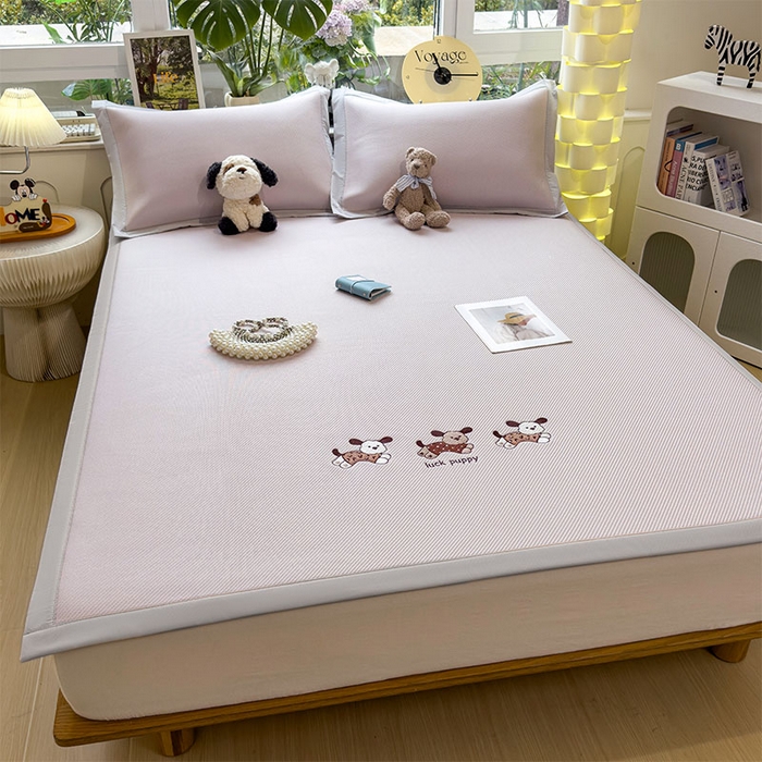 91家纺网 家纺一手货源 找家纺 几禾 2026春夏新款斜纹刺绣软席凉席席子空调软席 趴趴狗 床席款