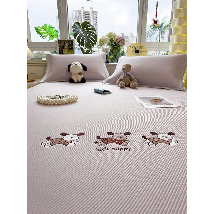 91家纺网 家纺一手货源 找家纺 几禾 2026春夏新款斜纹刺绣软席凉席席子空调软席 趴趴狗 床席款