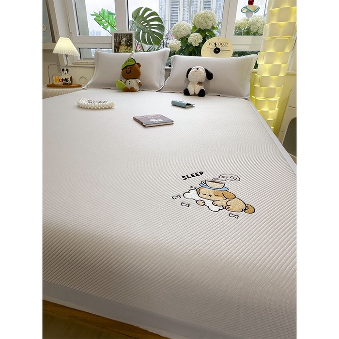 91家纺网 家纺一手货源 找家纺 几禾 2026春夏新款斜纹刺绣软席凉席席子空调软席 贪吃小狗 床席款