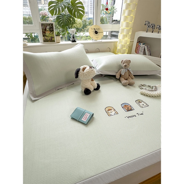 91家纺网 家纺一手货源 找家纺 几禾 2026春夏新款斜纹刺绣软席凉席席子空调软席 萌趣时光 床席款