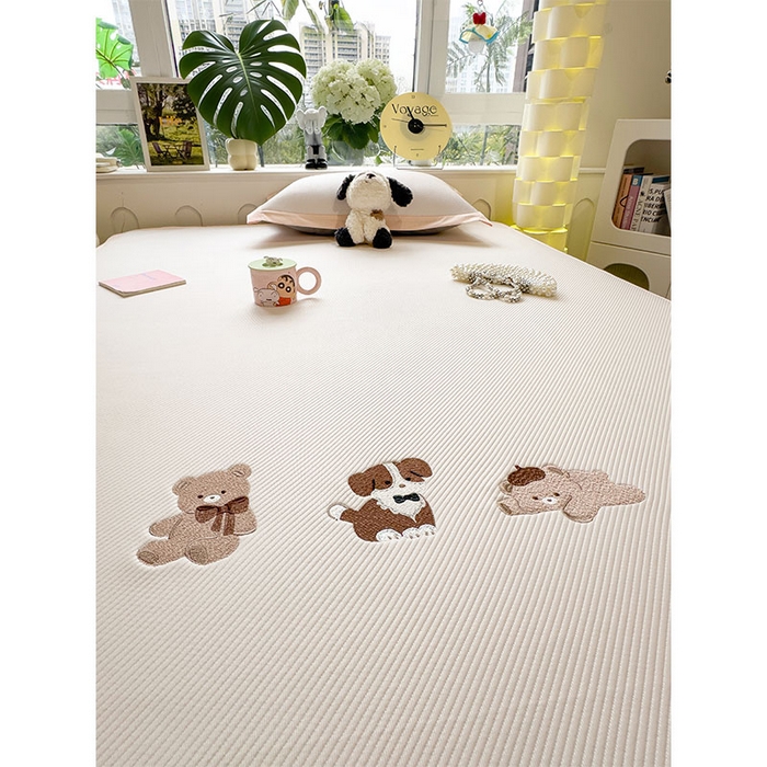 91家纺网 家纺一手货源 找家纺 几禾 2026春夏新款斜纹刺绣软席凉席席子空调软席 软萌小熊 床席款