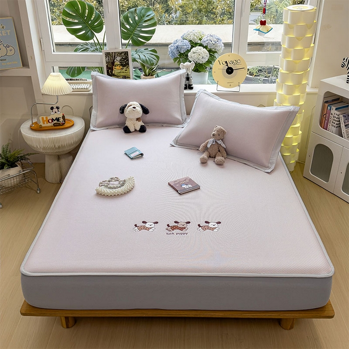 91家纺网 家纺一手货源 找家纺 几禾 2026春夏新款斜纹刺绣软席凉席席子空调软席 趴趴狗 床笠款