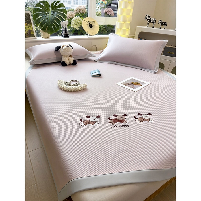 91家纺网 家纺一手货源 找家纺 几禾 2026春夏新款斜纹刺绣软席凉席席子空调软席 趴趴狗 床席款