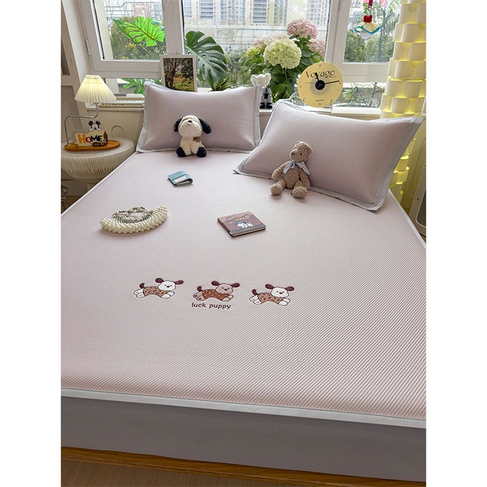 91家纺网 家纺一手货源 找家纺 几禾 2026春夏新款斜纹刺绣软席凉席席子空调软席 趴趴狗 床笠款