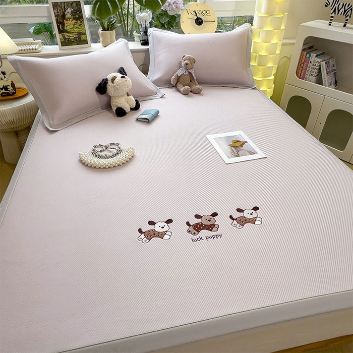 91家纺网 家纺一手货源 找家纺 几禾 2026春夏新款斜纹刺绣软席凉席席子空调软席 趴趴狗 床席款