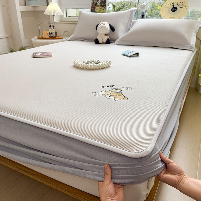 91家纺网 家纺一手货源 找家纺 几禾 2026春夏新款斜纹刺绣软席凉席席子空调软席 贪吃小狗 床笠款