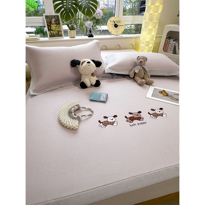 91家纺网 家纺一手货源 找家纺 几禾 2026春夏新款斜纹刺绣软席凉席席子空调软席 趴趴狗 床席款