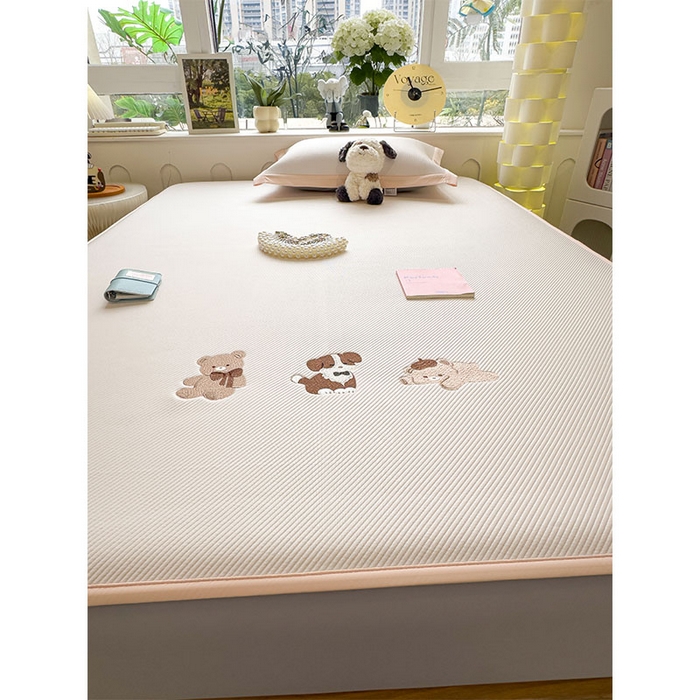 91家纺网 家纺一手货源 找家纺 几禾 2026春夏新款斜纹刺绣软席凉席席子空调软席 软萌小熊 床笠款