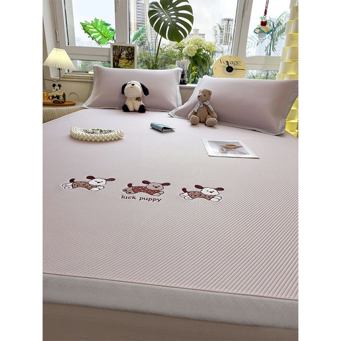 91家纺网 家纺一手货源 找家纺 几禾 2026春夏新款斜纹刺绣软席凉席席子空调软席 趴趴狗 床席款