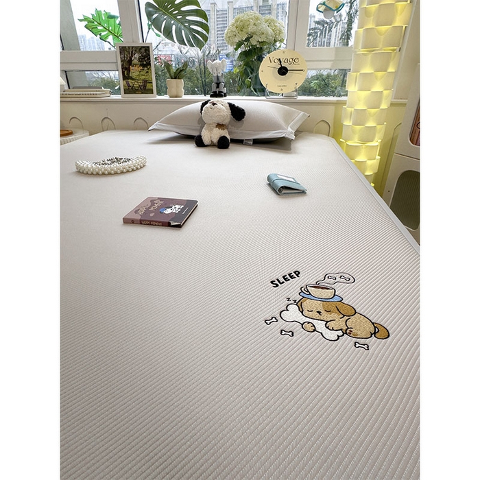 91家纺网 家纺一手货源 找家纺 几禾 2026春夏新款斜纹刺绣软席凉席席子空调软席 贪吃小狗 床席款