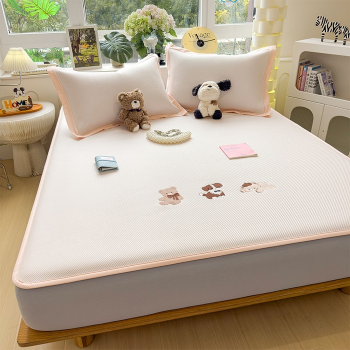 91家纺网 家纺一手货源 找家纺 几禾 2026春夏新款斜纹刺绣软席凉席席子空调软席 软萌小熊 床笠款