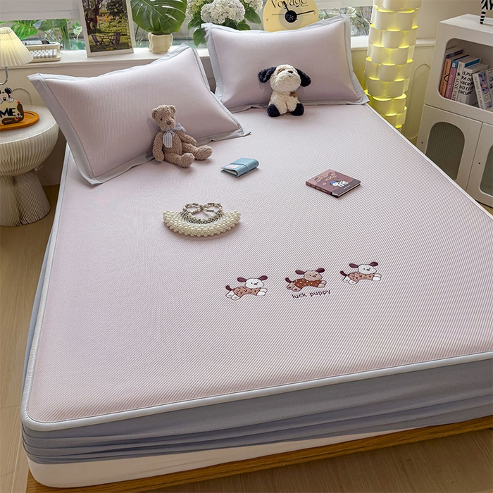 91家纺网 家纺一手货源 找家纺 几禾 2026春夏新款斜纹刺绣软席凉席席子空调软席 趴趴狗 床笠款