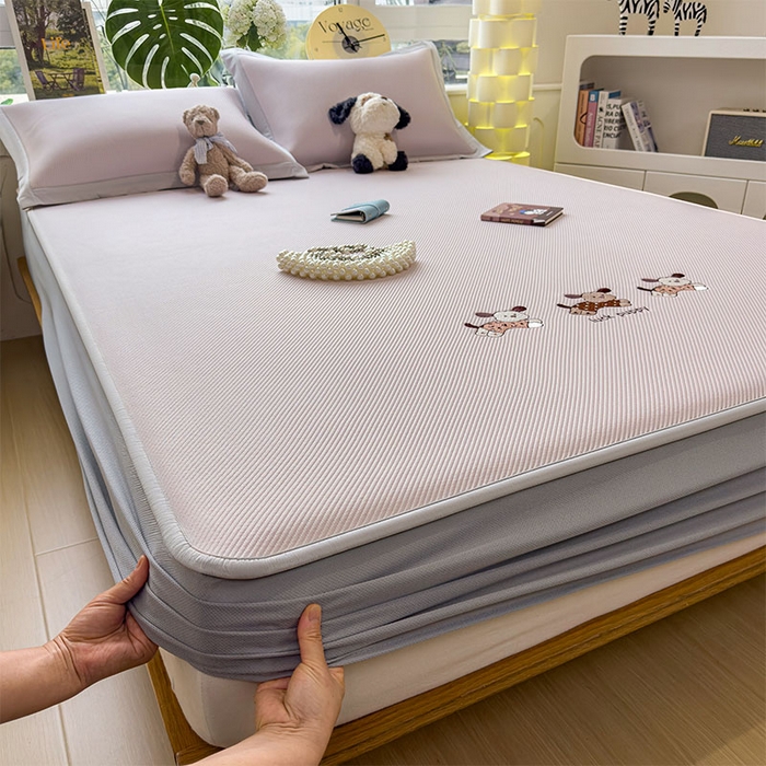 91家纺网 家纺一手货源 找家纺 几禾 2026春夏新款斜纹刺绣软席凉席席子空调软席 趴趴狗 床笠款