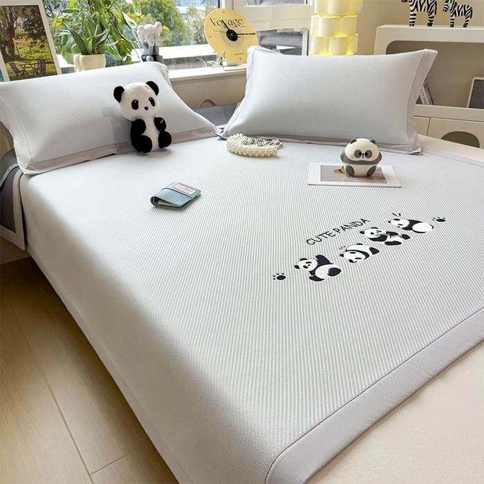 91家纺网 家纺一手货源 找家纺 几禾 2026春夏新款斜纹刺绣软席凉席席子空调软席 熊猫团子 床席款