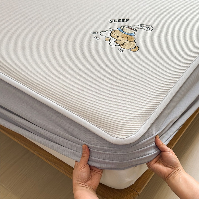 91家纺网 家纺一手货源 找家纺 几禾 2026春夏新款斜纹刺绣软席凉席席子空调软席 贪吃小狗 床笠款