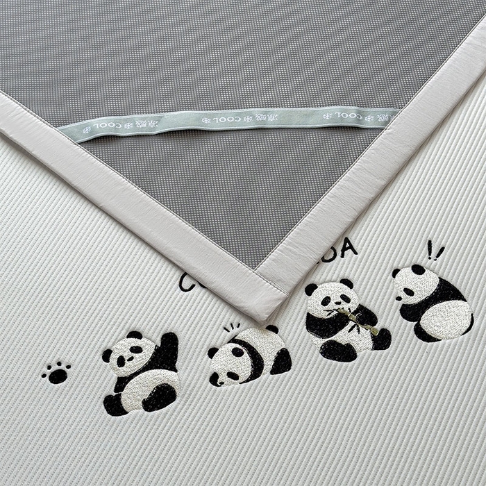 91家纺网 家纺一手货源 找家纺 几禾 2026春夏新款斜纹刺绣软席凉席席子空调软席 熊猫团子 床席款