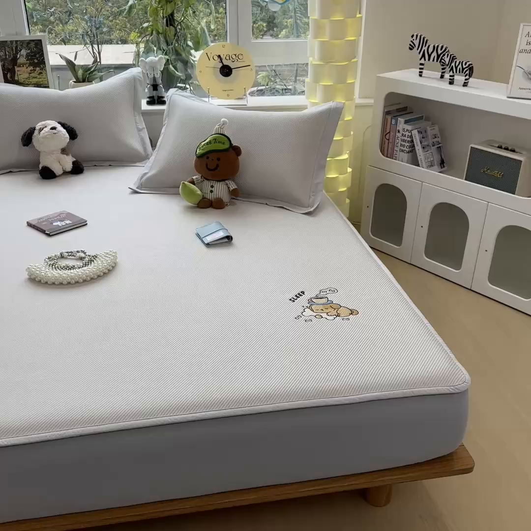 91家纺网 家纺一手货源 找家纺 几禾 2026春夏新款斜纹刺绣软席凉席席子空调软席 贪吃小狗 床笠款