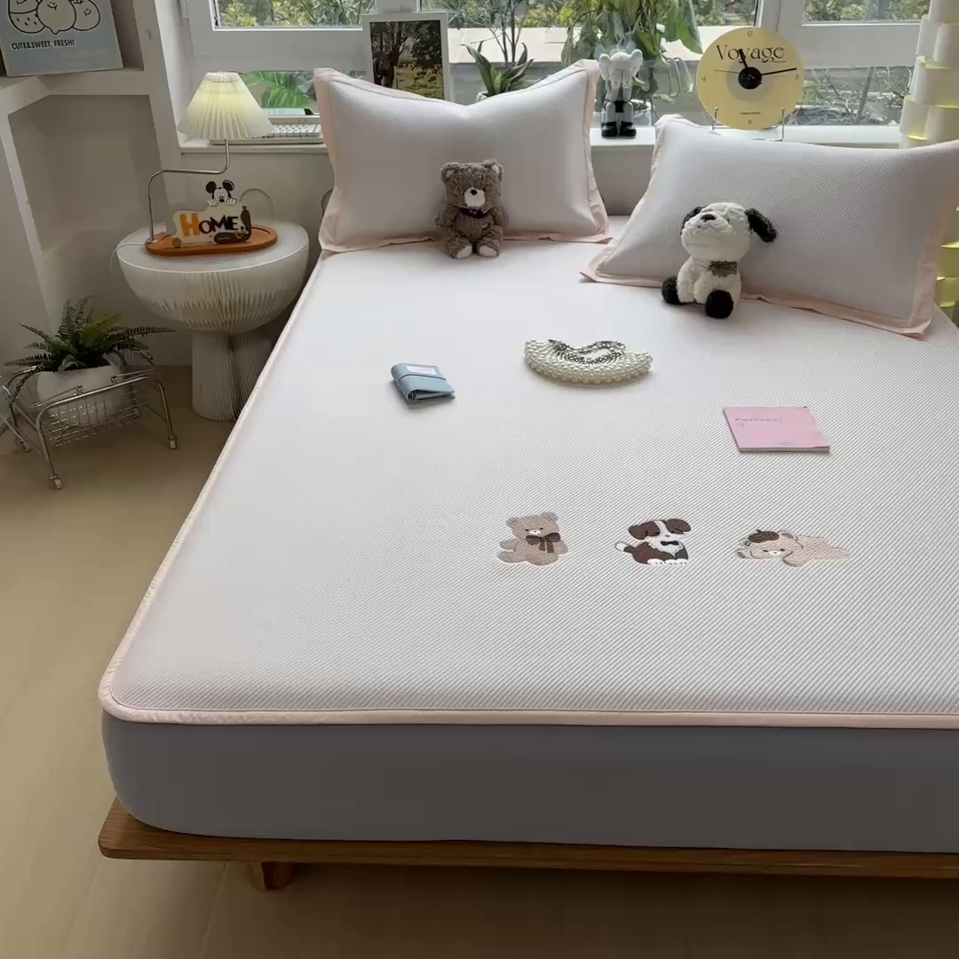 91家纺网 家纺一手货源 找家纺 几禾 2026春夏新款斜纹刺绣软席凉席席子空调软席 软萌小熊 床笠款