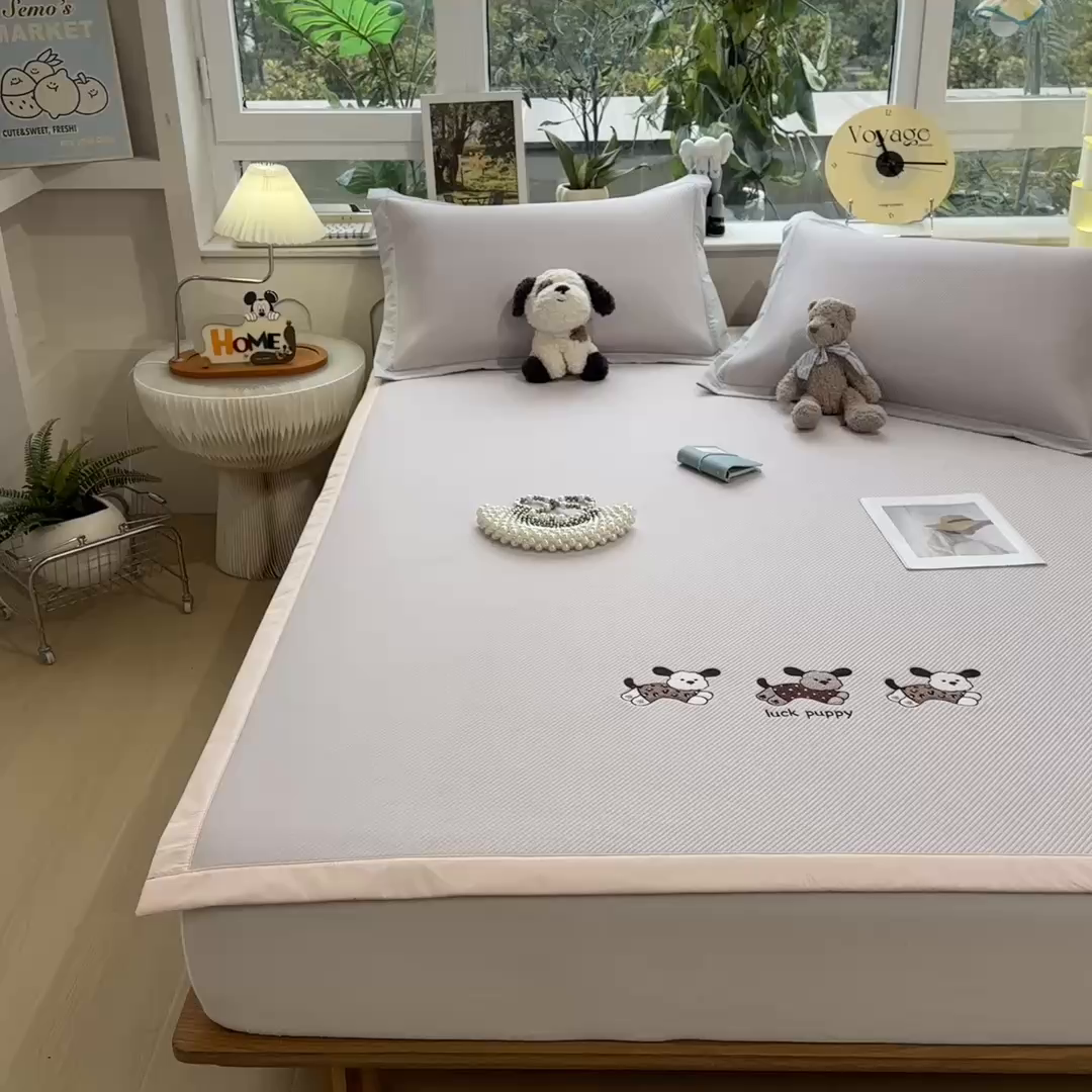 91家纺网 家纺一手货源 找家纺 几禾 2026春夏新款斜纹刺绣软席凉席席子空调软席 趴趴狗 床席款