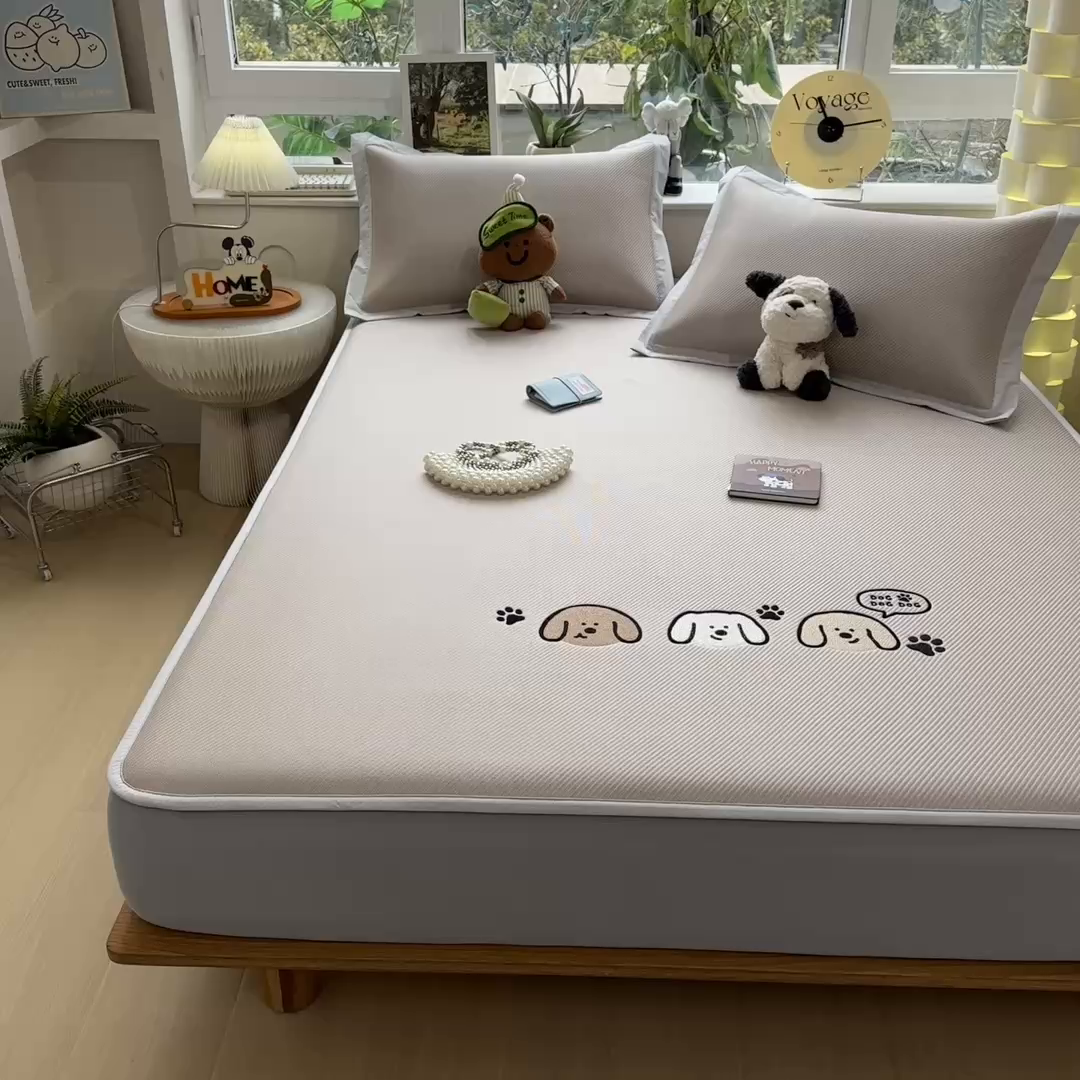 91家纺网 家纺一手货源 找家纺 几禾 2026春夏新款斜纹刺绣软席凉席席子空调软席 汪汪线条狗 床笠款