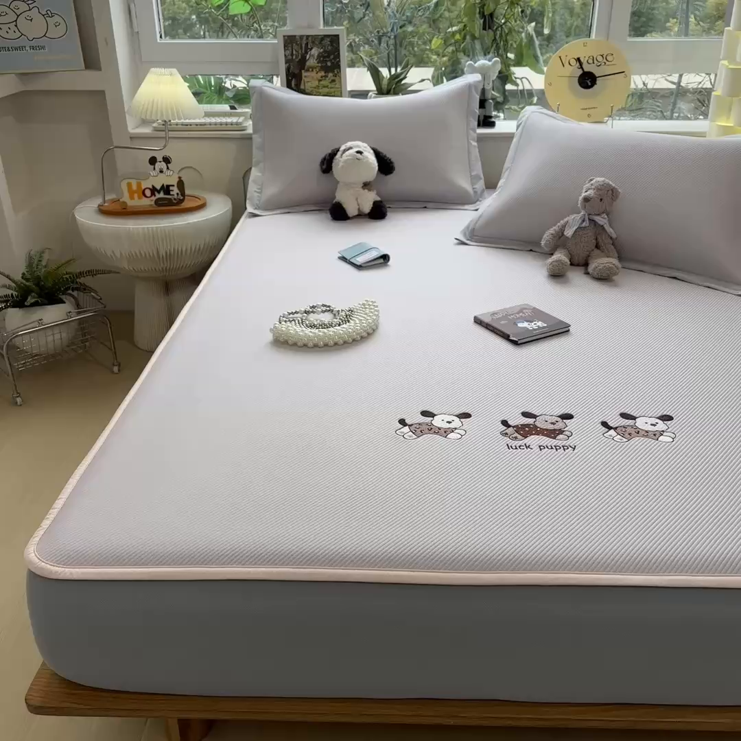 91家纺网 家纺一手货源 找家纺 几禾 2026春夏新款斜纹刺绣软席凉席席子空调软席 趴趴狗 床笠款